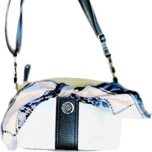 Tri colored smaller shoulder bag in very clean condition.